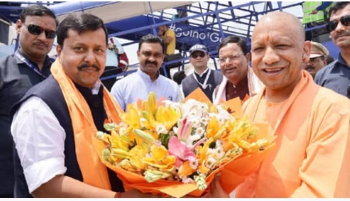 भाजपा के राष्ट्रीय अध्यक्ष नितिन नवीन का लखनऊ में भव्य स्वागत, एयरपोर्ट