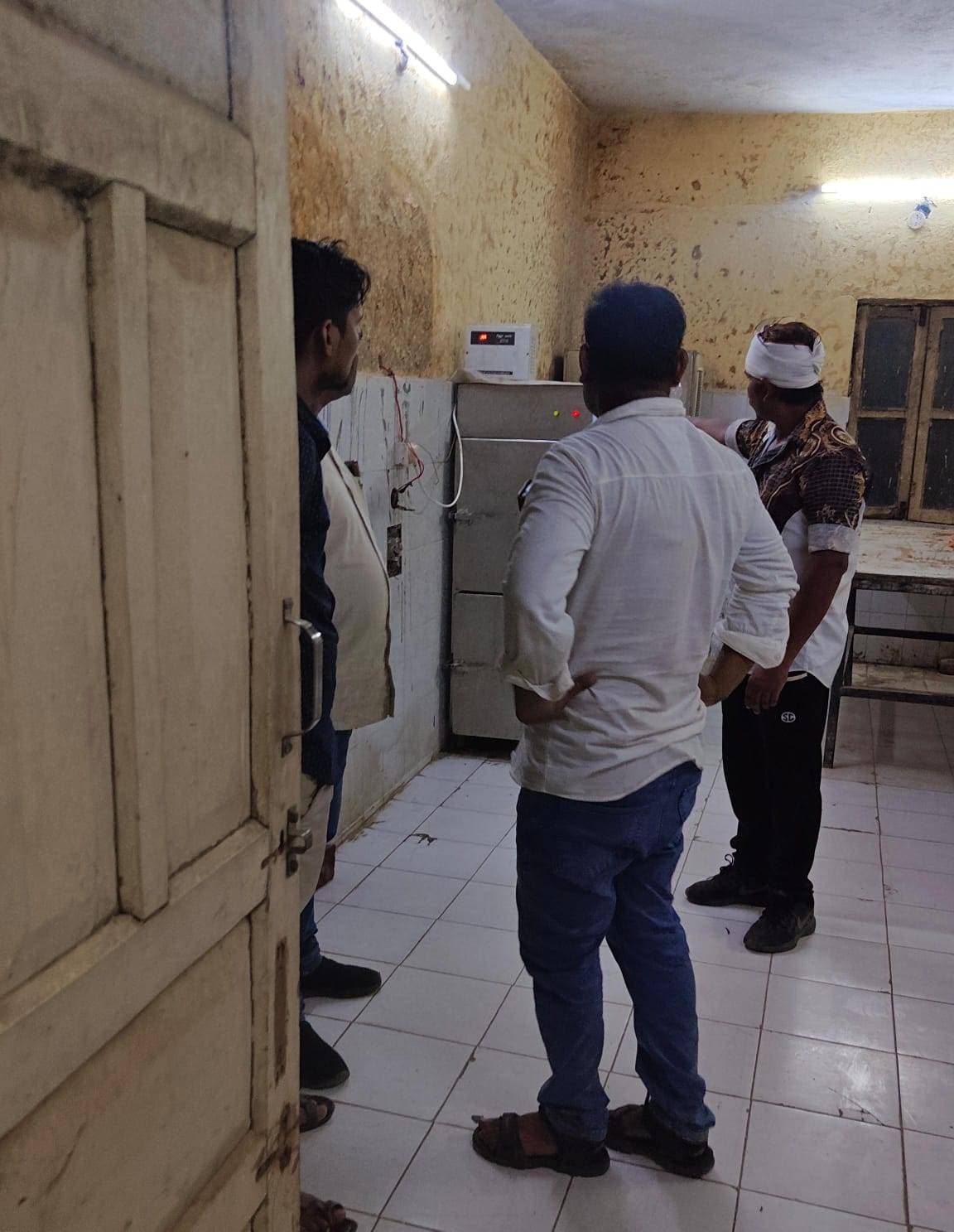 सुल्तानपुर। मेडिकल कॉलेज की मोर्चरी व्यवस्था सवालों के घेरे में है। मोर्चरी