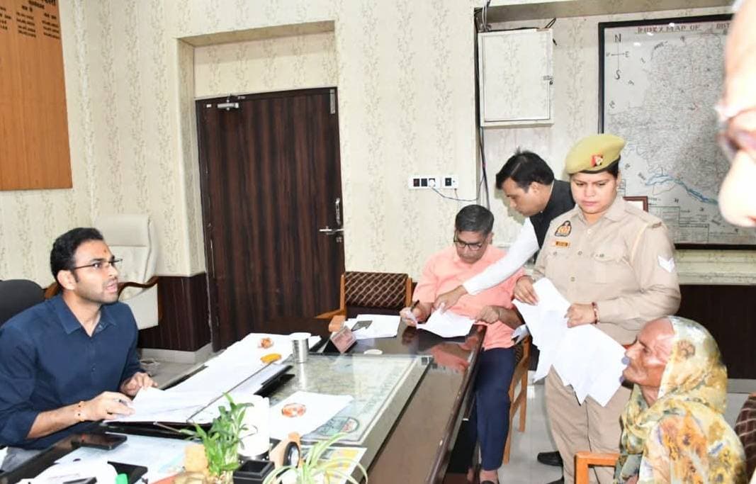 डीएम ने जनता दर्शन में 80 वर्षीय वृद्धा की शिकायत का तत्काल किया समाधान