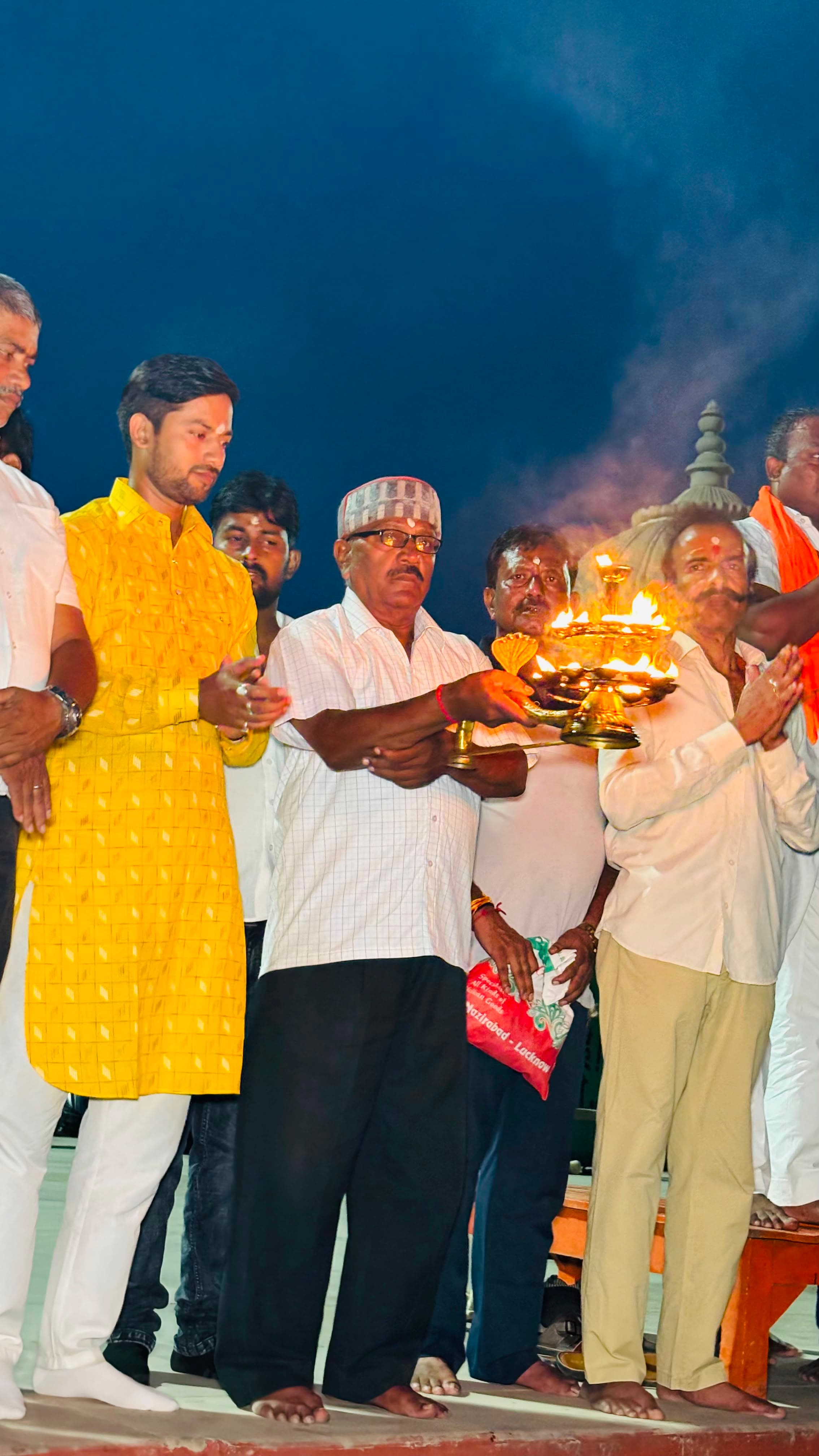 गोरखपुर गुरु गोरक्षनाथ राप्ती आरती समिति द्वारा राजघाट में भव्य आरती काआयोजन,