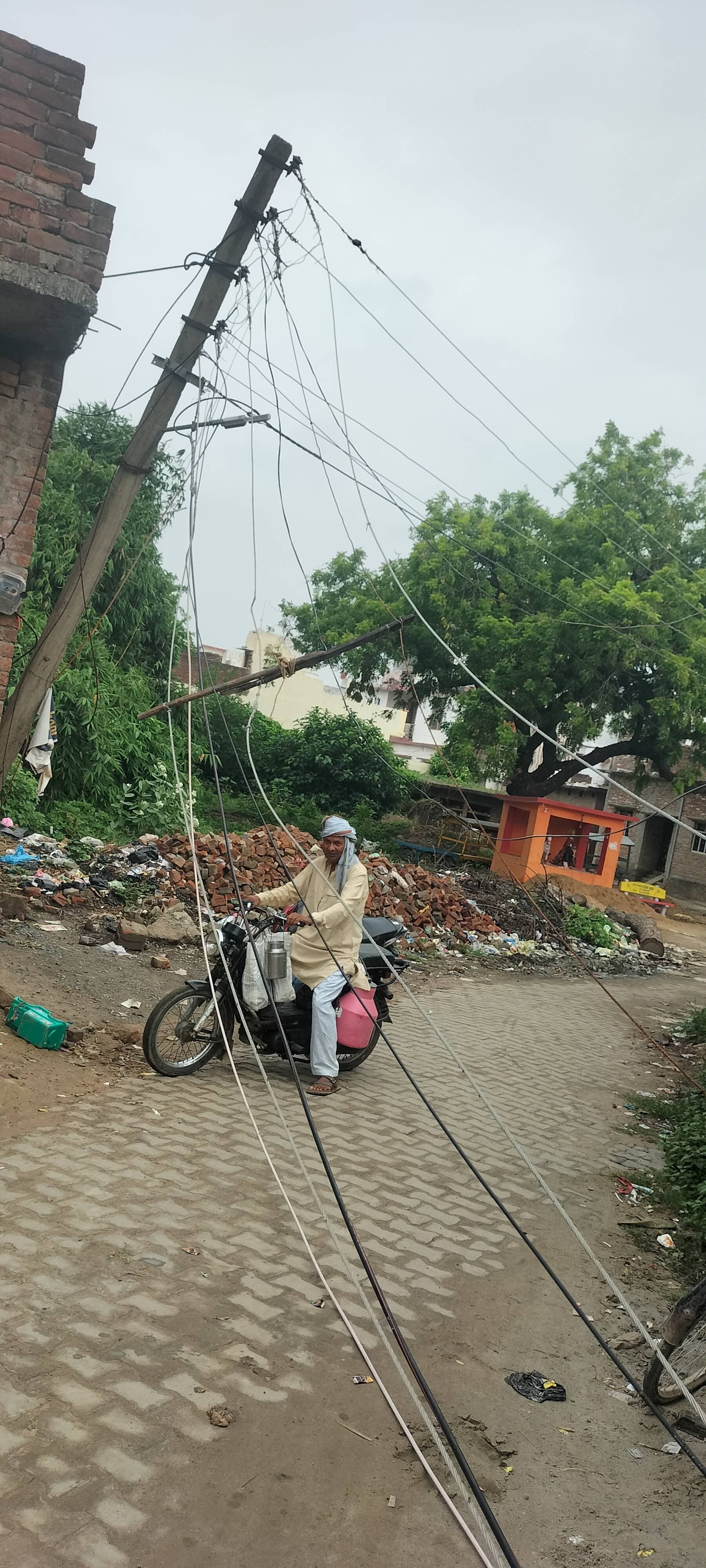 स्कूल वाहन की टक्कर से टूटा बिजली का पोल, 50 घरों की