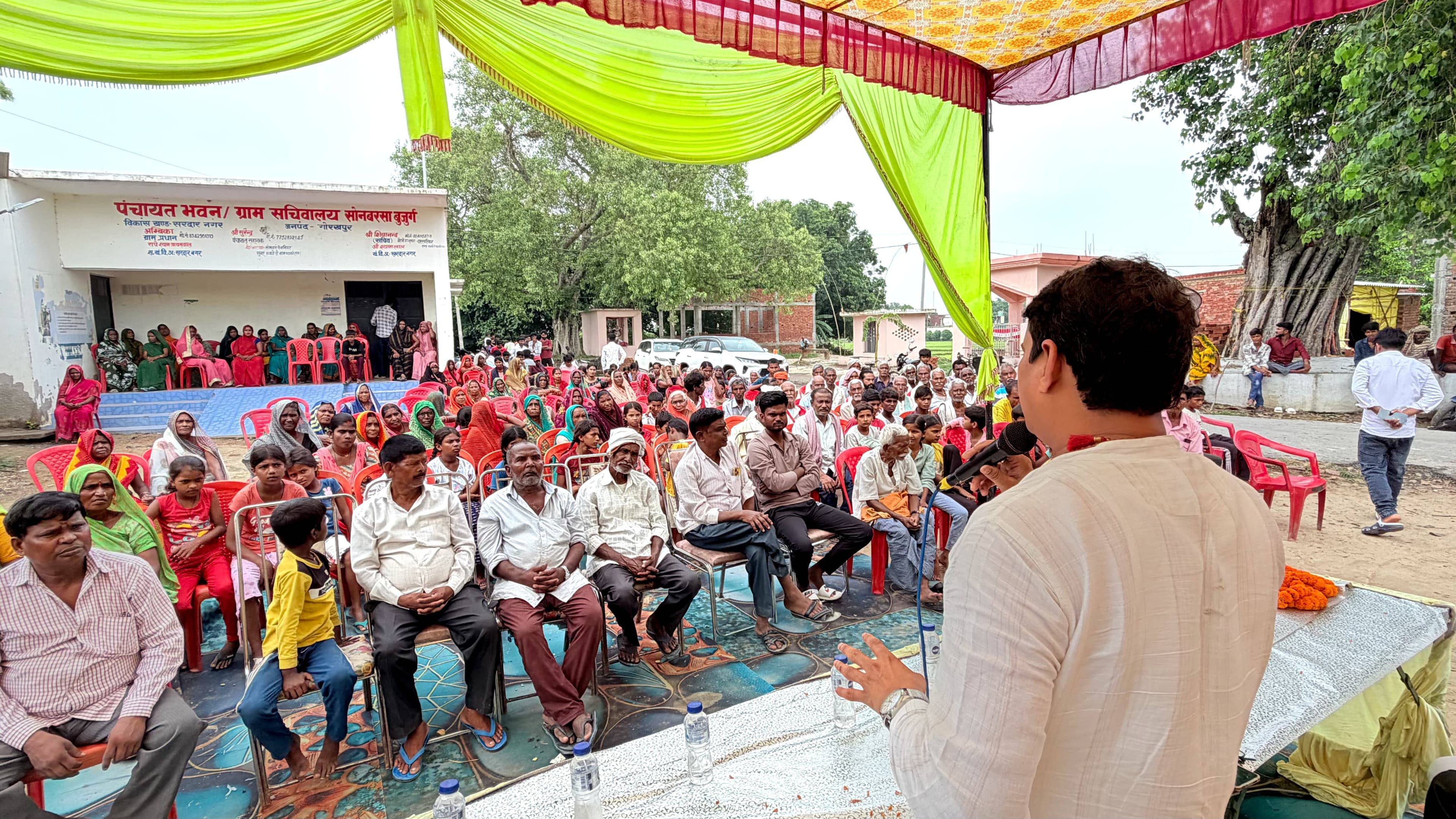 सोनबरसा बुजुर्ग में समाजसेवी एस के शर्मा ने लगाई चौपाल
