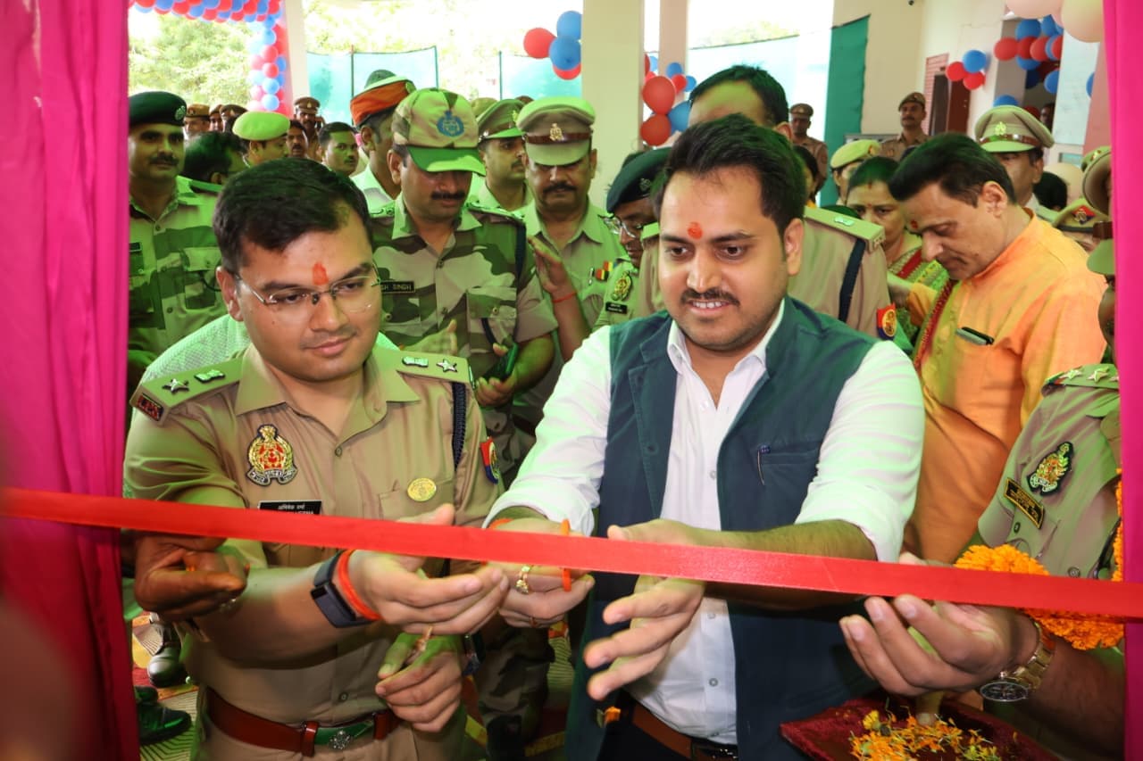 ओबरा में महिला सुरक्षा व साइबर डेस्क का जिलाधिकारी चर्चित गौड़ एवं पुलिस अधीक्षक अभिषेक वर्मा ने किया उद्घाटन