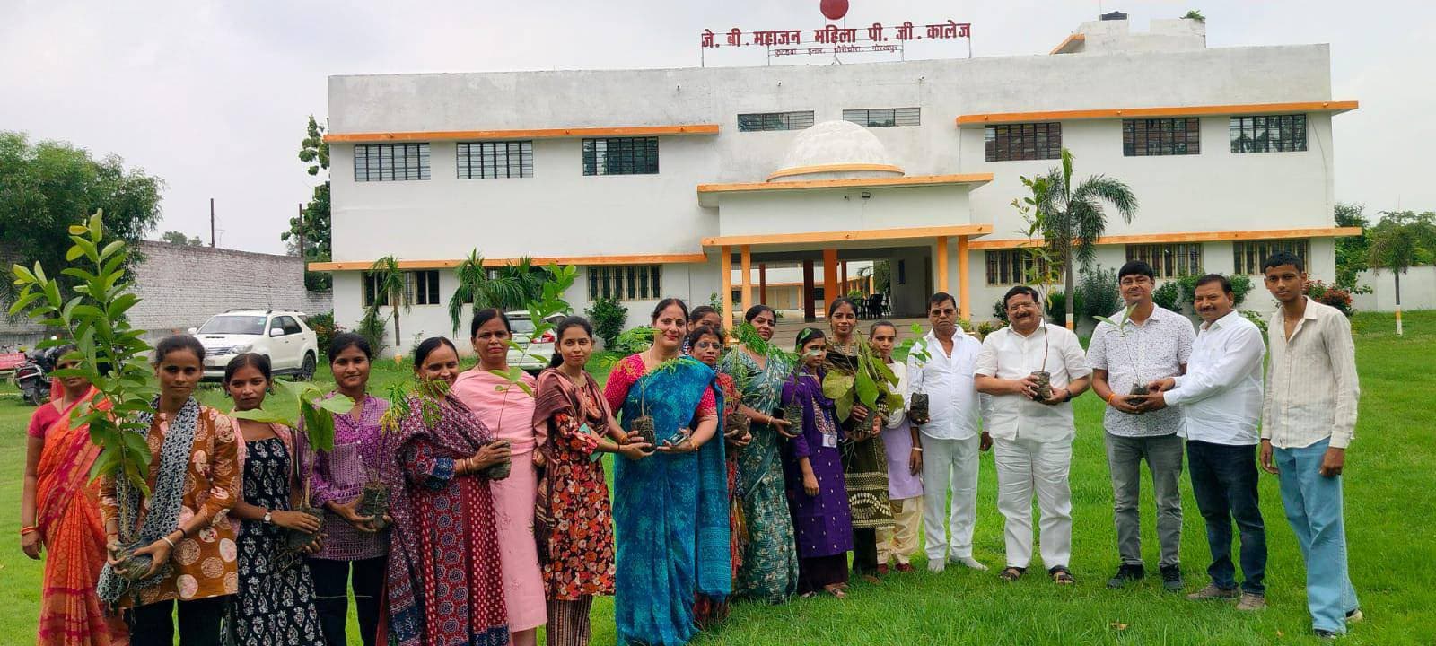 जिला प्रमुख संघ के पूर्व अध्यक्ष ने महाविद्यालय में किया पौधरोपण
