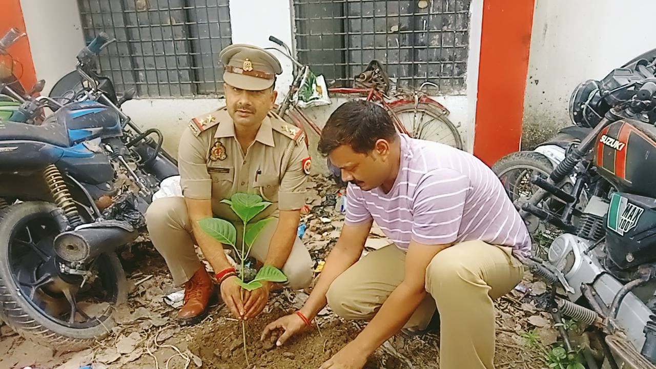 *"एक पेड़ माँ के नाम" अभियान के तहत करछना थाने में हुआ