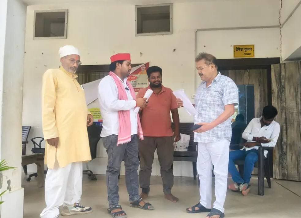 भलुअनी में सड़क-नाली समस्या पर नगर पंचायत कार्यालय पर धरना प्रदर्शन