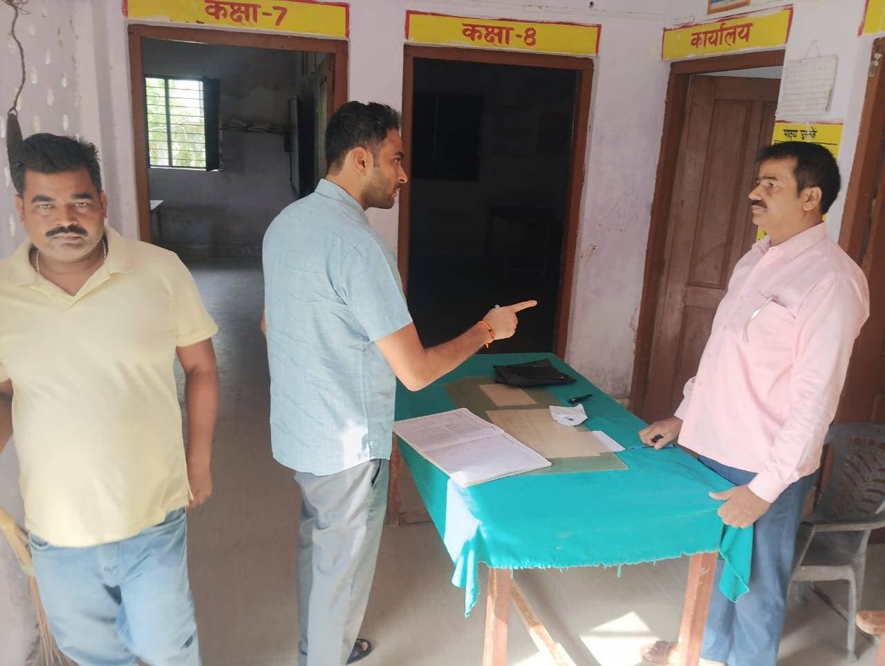 डीएम का बनकटा के पांच विद्यालयों पर औचक निरीक्षण, बीईओ को कारण