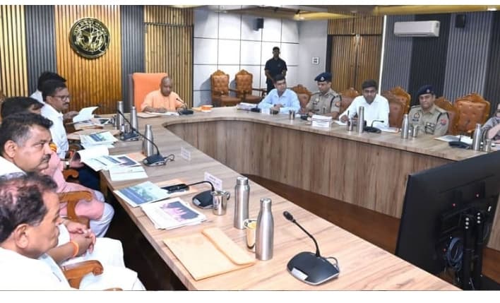 मुख्यमंत्री योगी की सख्त हिदायत: जलभराव और लापरवाही पर होगी कड़ी कार्रवाई,