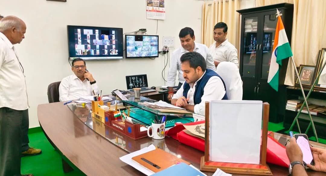 *जनसुनवाई में लापरवाही पर जिलाधिकारी का बड़ा एक्शन, 11 अधिकारियों का वेतन रोका