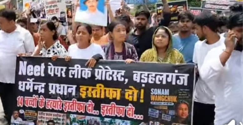 नीट परीक्षा में कथित पेपर लीक के विरोध में छात्रों का प्रदर्शन, शिक्षा मंत्री के इस्तीफे की मांग