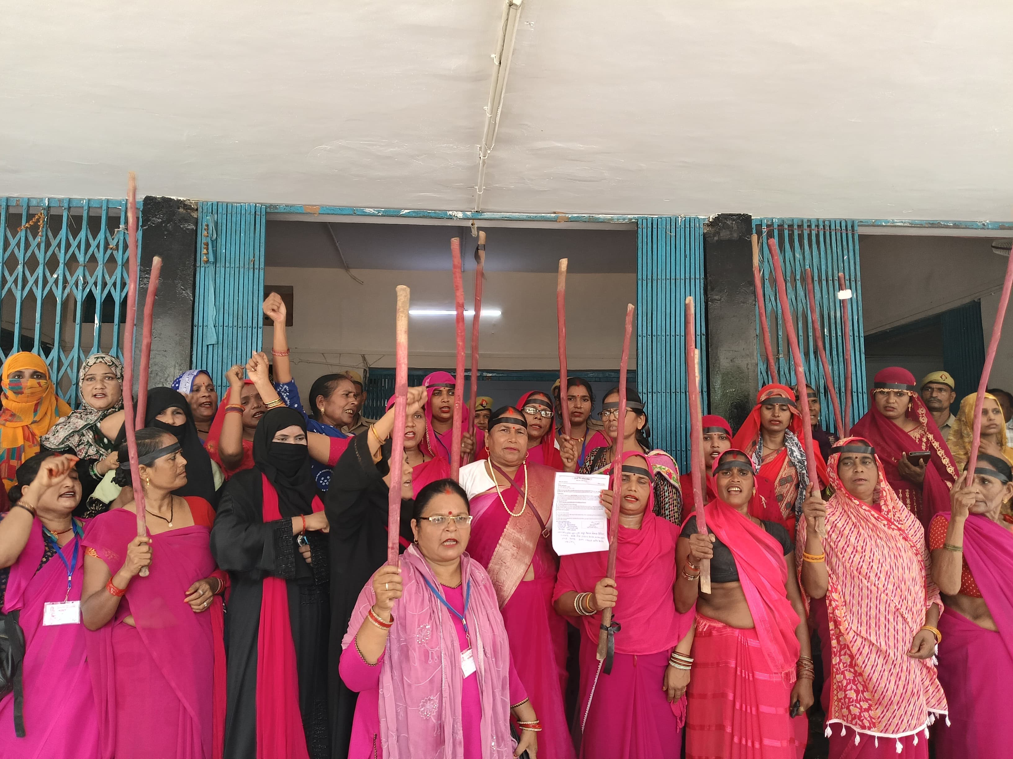 फतेहपुर में गुलाबी गैंग लोकतांत्रिक का प्रचंड प्रदर्शन, राष्ट्रपति व डीएम को सौंपा ज्ञापन
