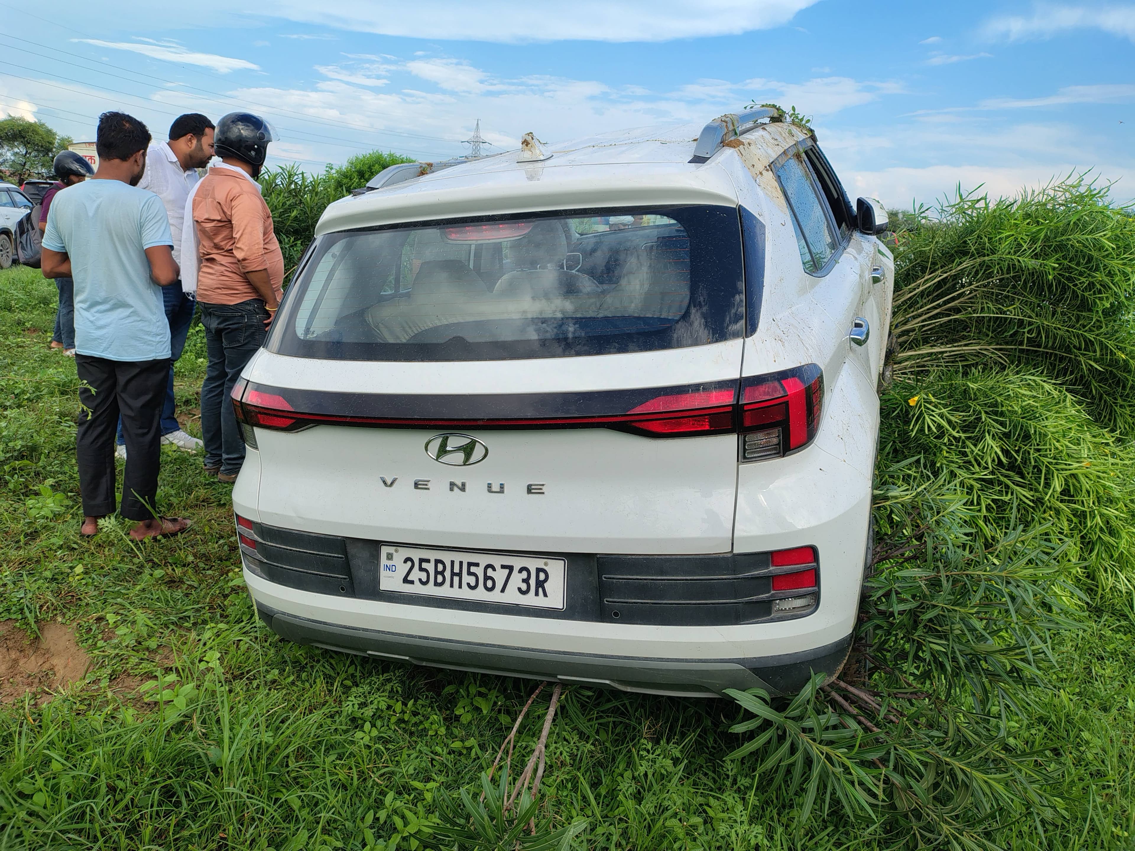 *तेज रफ्तार कार डिवाइडर पर चढ़कर पलटी, चालक बाल-बाल बचा; नशे में