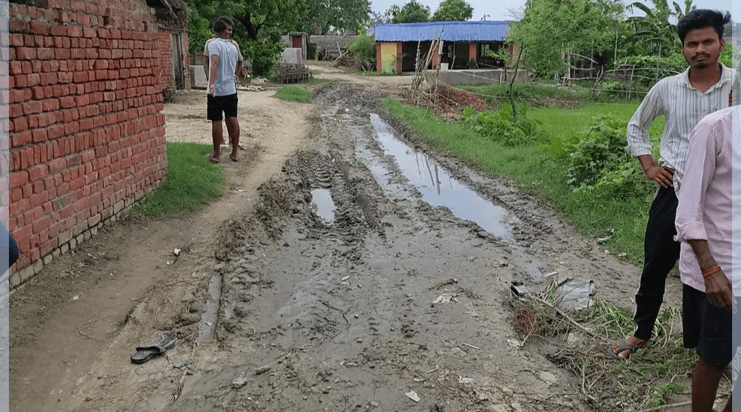 *रापतपुर में विकास कार्यों पर सवाल: जलभराव और कीचड़ से ग्रामीण बेहाल,