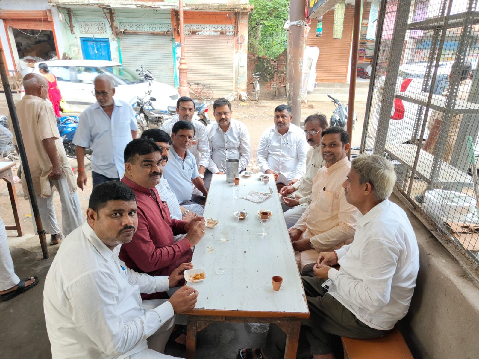 सड़क किनारे धमंजा का स्वाद लेने पहुंचे विधायक विमलेश पासवान, बोले– स्थानीय खानपान और छोटे व्यवसायों को बढ़ावा देना जरूरी