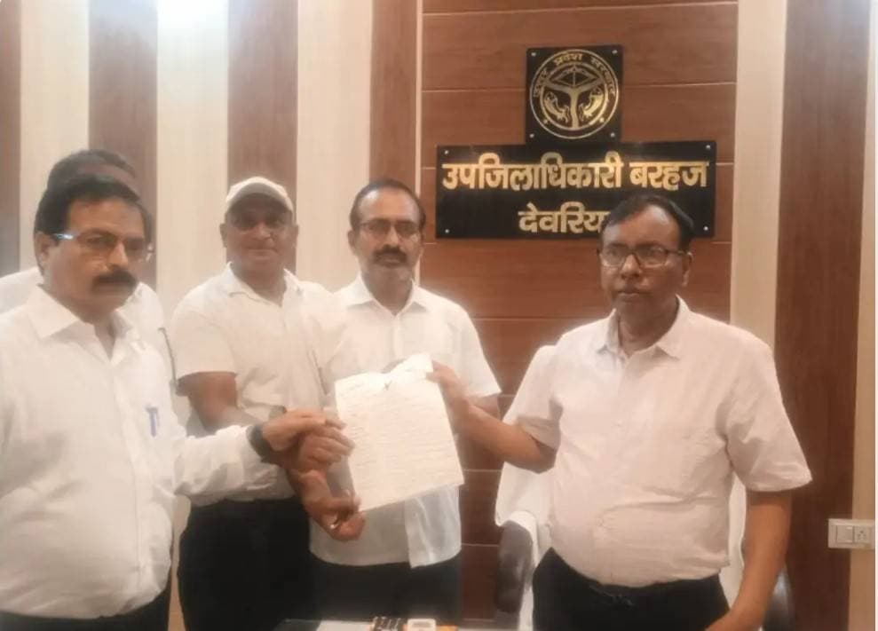 तहसीलदार के रवैये, छात्र लाठीचार्ज के विरोध में अधिवक्ता: बरहज में एसडीएम को सौंपा ज्ञापन
