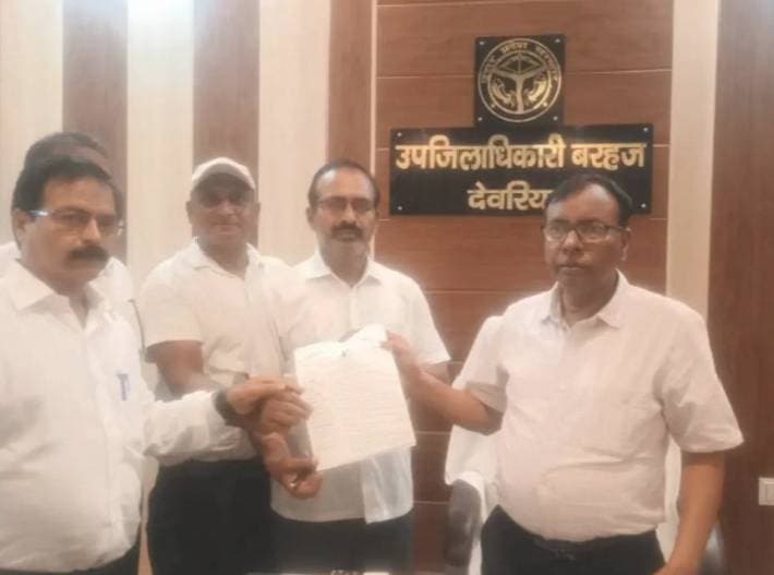 तहसीलदार के रवैया छात्र लाठी चार्ज के विरोध में अधिवक्ता , बरहज में एसडीएम को सौपा ज्ञापन