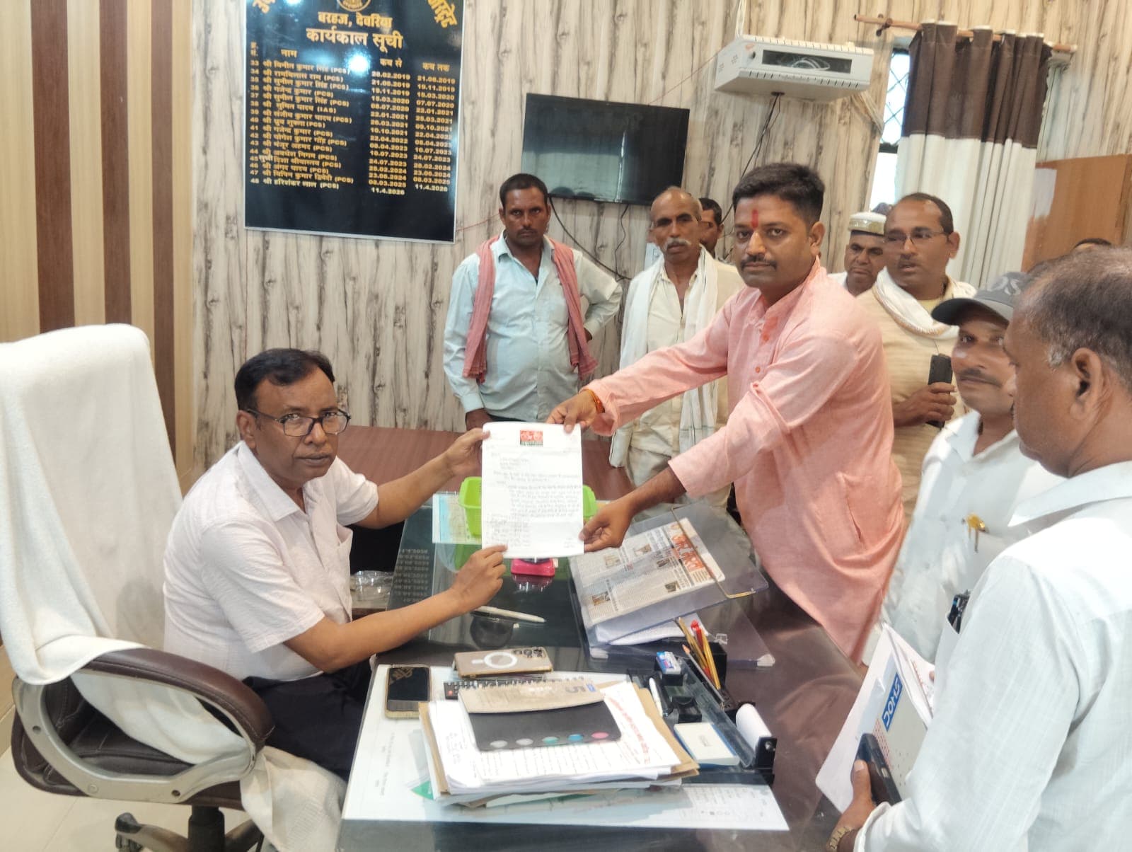 बरहज में बाढ़ से संपर्क टूटा, सरकारी नाव की मांग को लेकर एसडीएम को सौंपा ज्ञापन