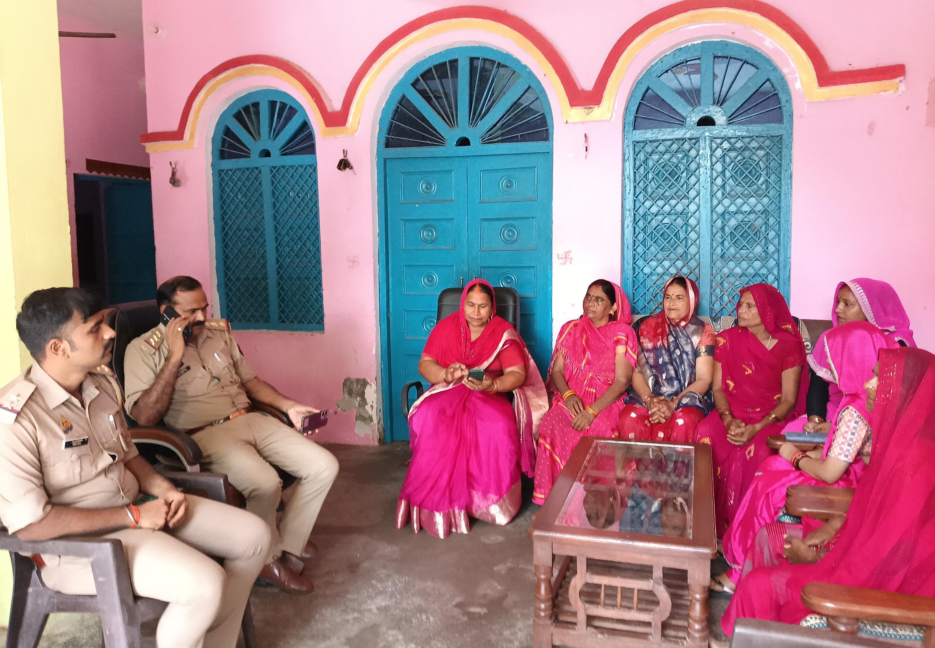 मुख्यमंत्री के आगमन पर गुलाबी गैंग लोकतांत्रिक अध्यक्ष हेमलता पटेल हाउस अरेस्ट