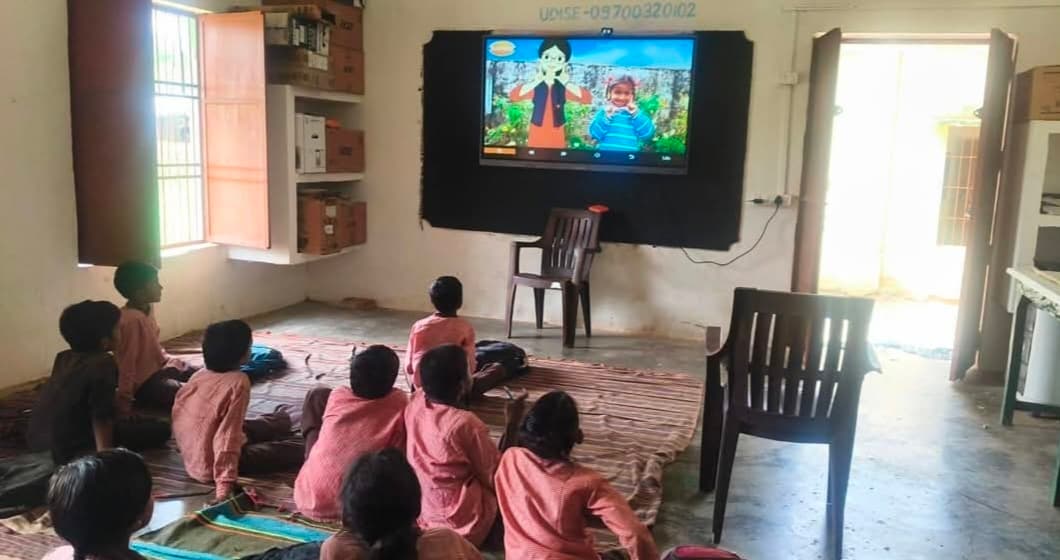 योगी सरकार के प्रयासों से बदल गई सोनभद्र के स्कूलों की तस्वीर,900 विद्यालयों में स्मार्ट क्लास से आसान हुई पढ़ाई