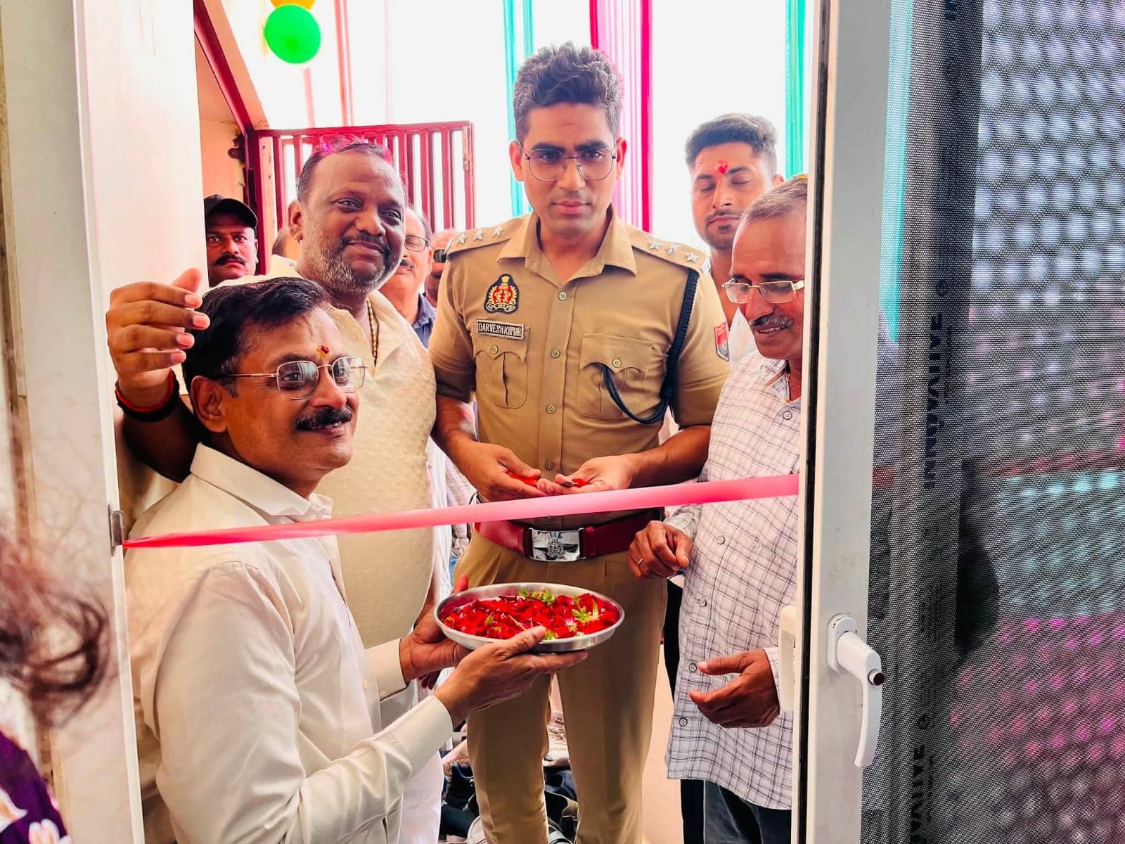 बड़हलगंज प्रेस क्लब का भव्य उद्घाटन संपन्न पत्रकारों की एकजुटता से मजबूत होगी जनहित की आवाज: क्षेत्राधिकारी गोला