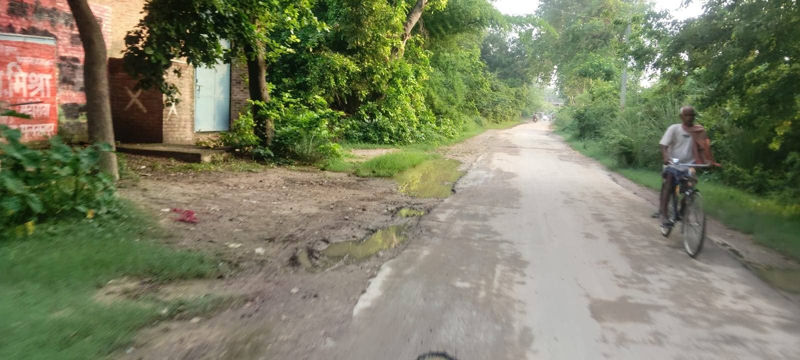 सावन से पहले बदहाल सड़क बनी खतरा,कांवड़ यात्रा पर मंडराया संकट सुल्तानपुर।सावन