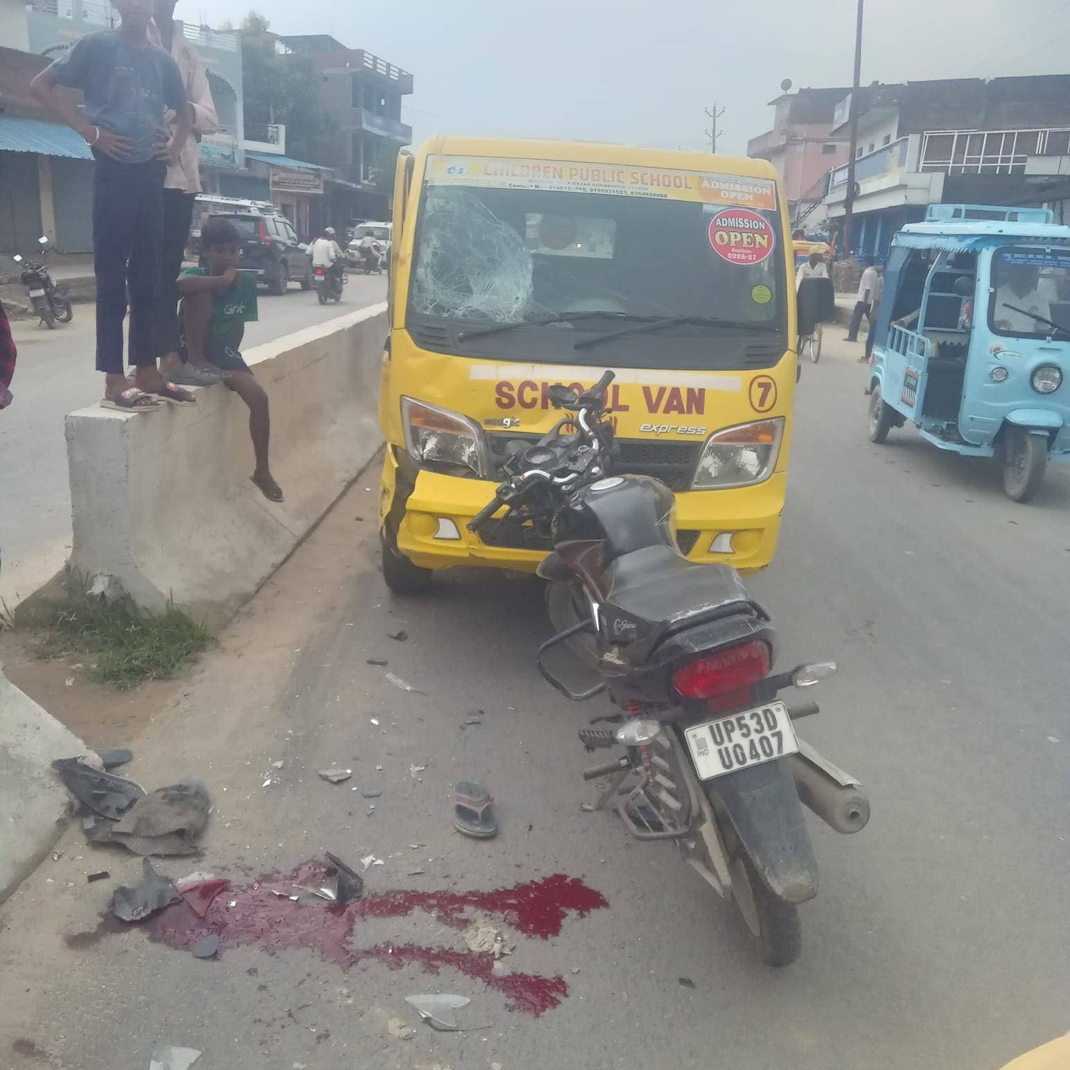 विद्यालय वाहन से विपरीत दिशा से आ रही तेज रफ्तार बाइक टकराई,