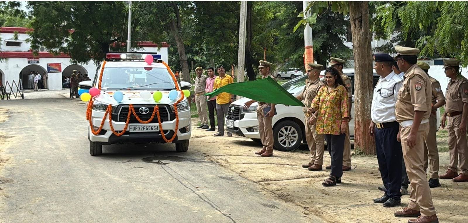 पुलिस अधीक्षक सुलतानपुर द्वारा इंटरसेप्टर वाहन को हरी झंडी दिखाकर किया गया