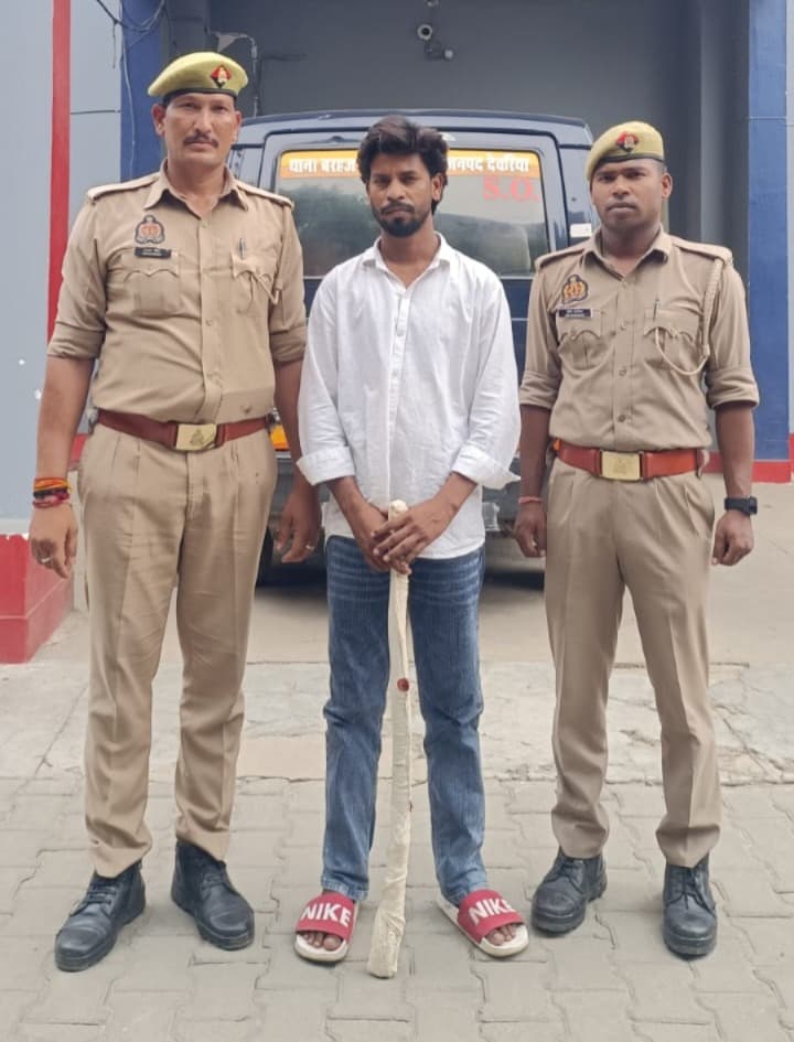 देवरिया में हत्या के प्रयास के मामले में वांछित अभियुक्त गिरफ्तार, लकड़ी