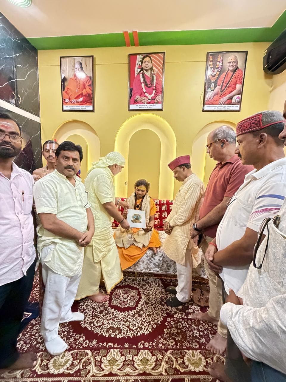 महामंडलेश्वर बनने पर स्वामी श्री कृष्णानंद गिरि जी महाराज को विधायक राजेश त्रिपाठी ने दी बधाई