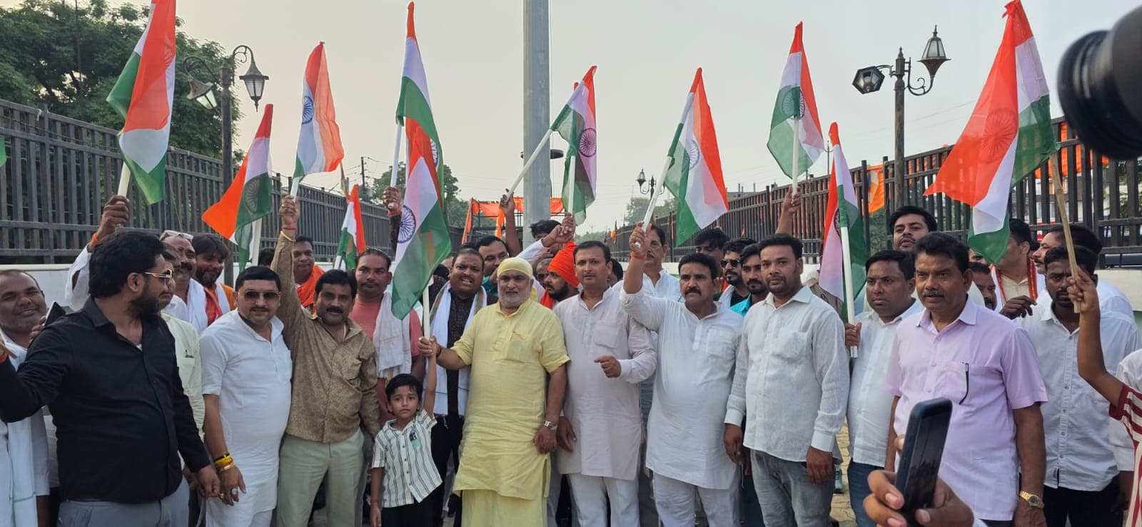बड़हलगंज में निकाली गई भव्य तिरंगा यात्रा राष्ट्रभक्ति के नारों से गुंजायमान हुआ कस्बा