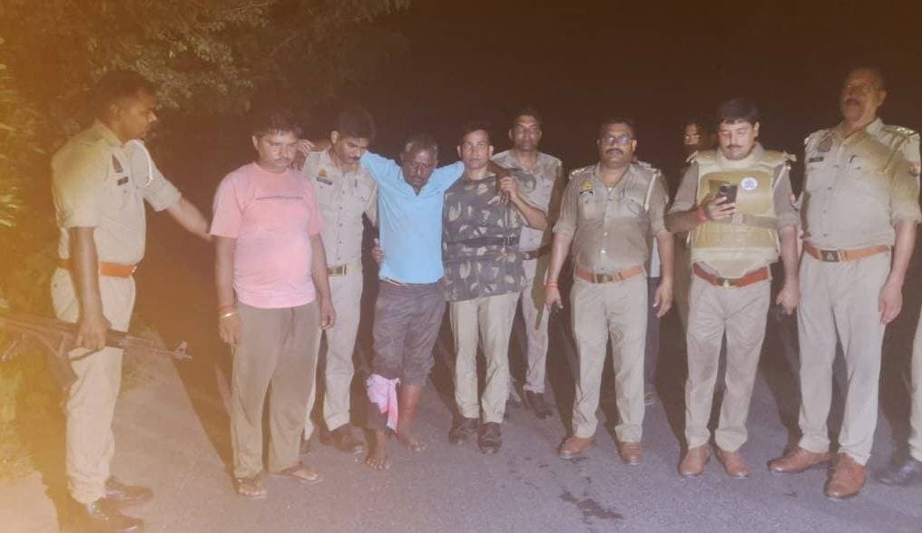 देवरिया में पुलिस मुठभेड़: तीन गो-तस्कर गिरफ्तार, 3 गोवंश और भैंस बरामद