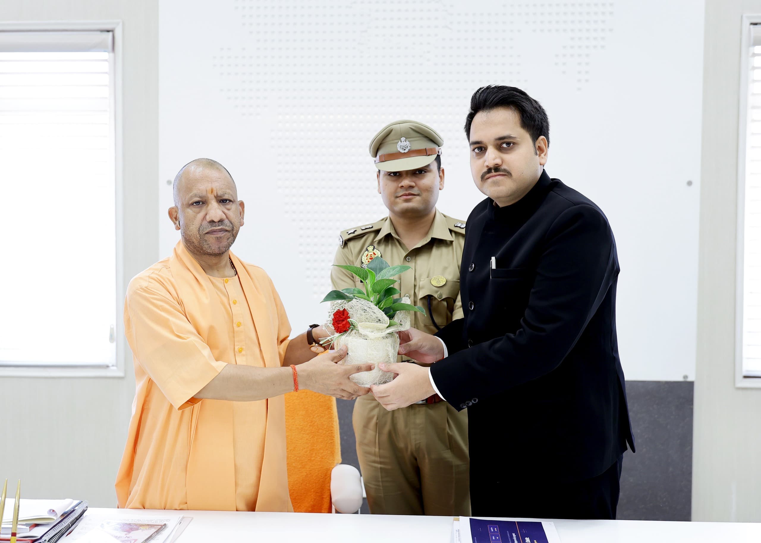 *माननीय मुख्यमंत्री जी से जिलाधिकारी चर्चित गौड़ एवं पुलिस अधीक्षक अभिषेक वर्मा ने की भेट