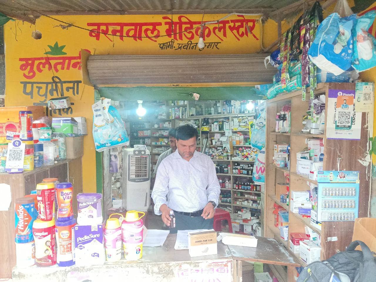 बांसगांव संदेश बरहज .औषधि निरीक्षक जनपद देवरिया द्वारा बरनवाल मेडिकल स्टोर मईल बाजार पर छापेमार