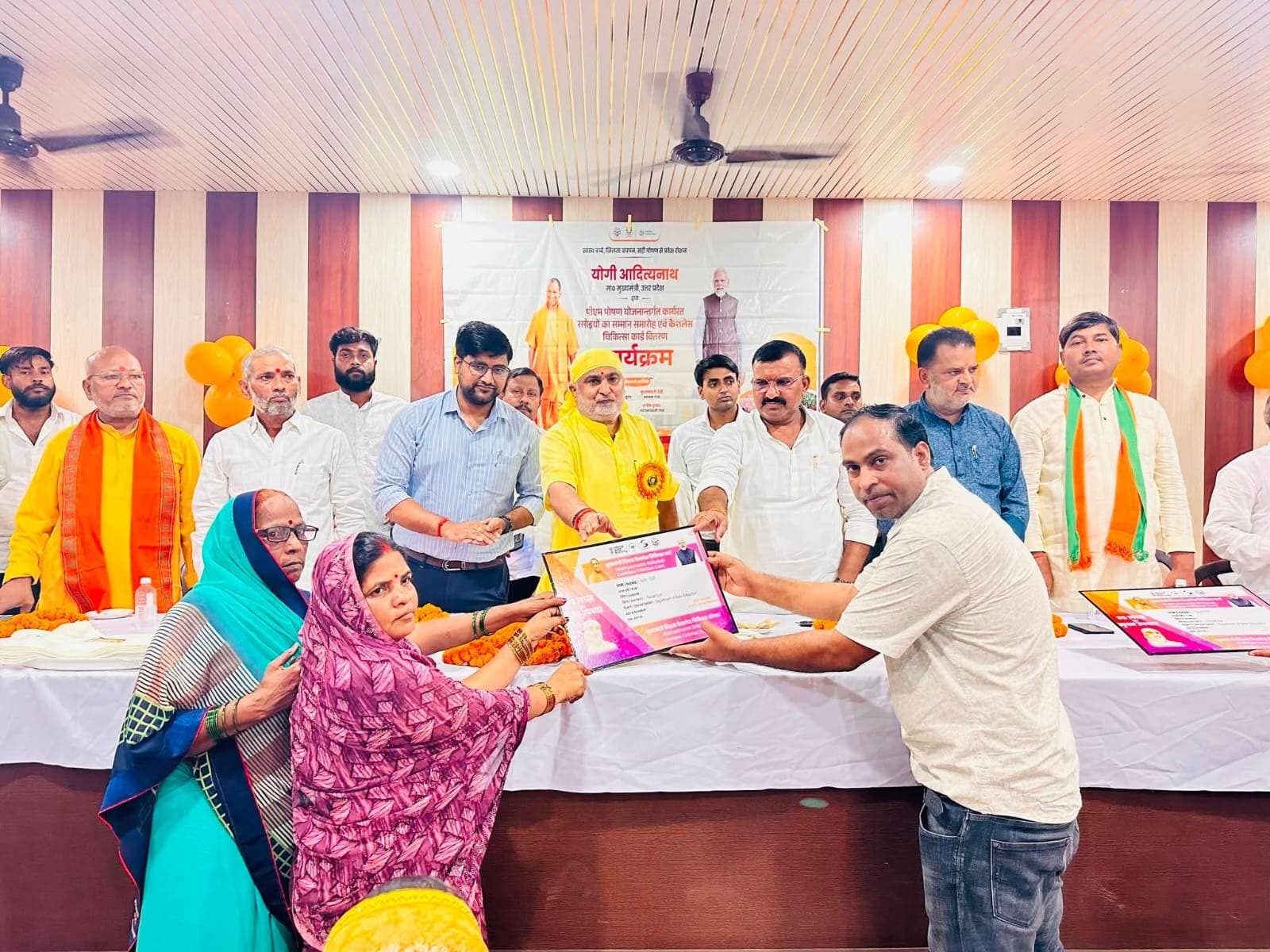रसोइयों को मिला कैशलेस चिकित्सा कार्ड, पांच लाख तक मुफ्त इलाज की