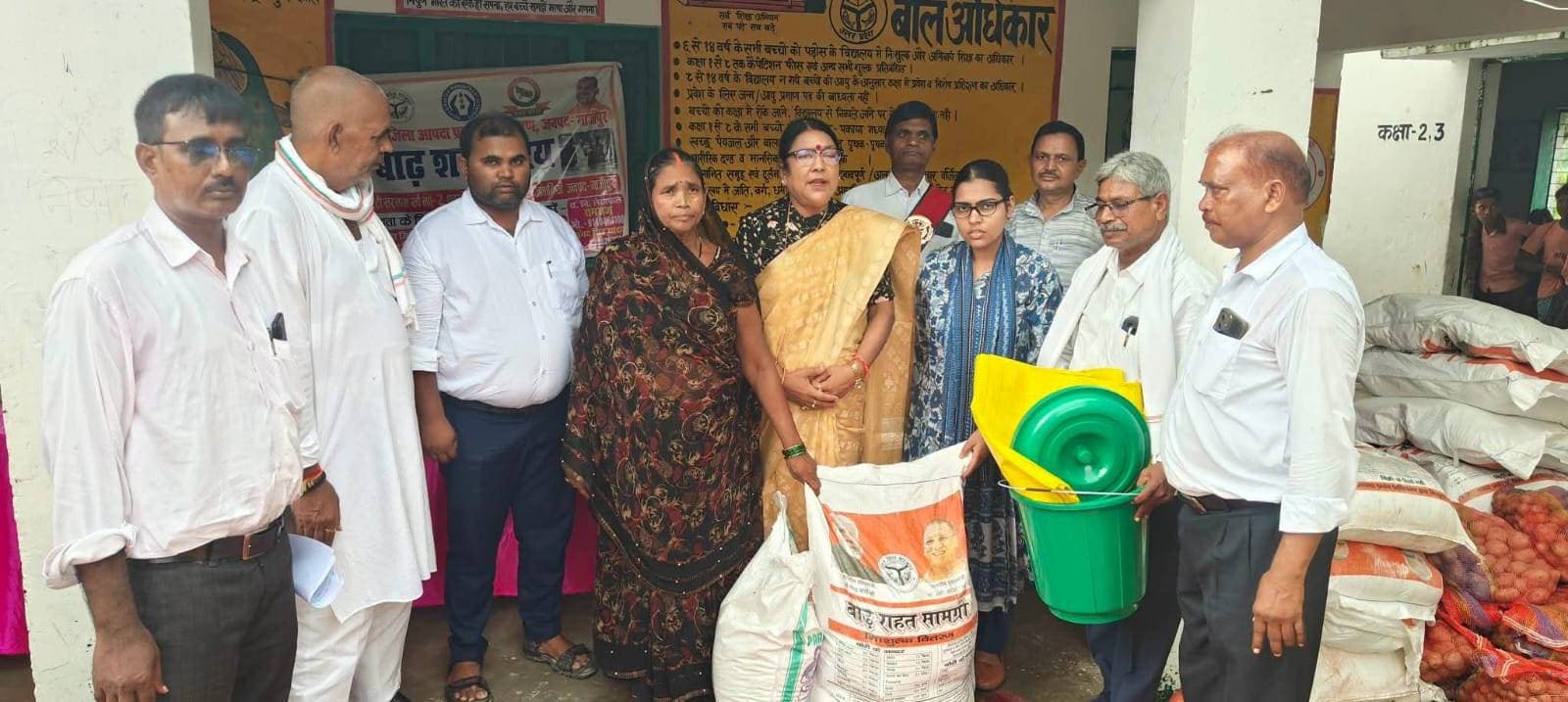 बाढ़ प्रभावित गांवों में पहुंची प्रशासन की टीम, पीड़ित परिवारों को बांटी