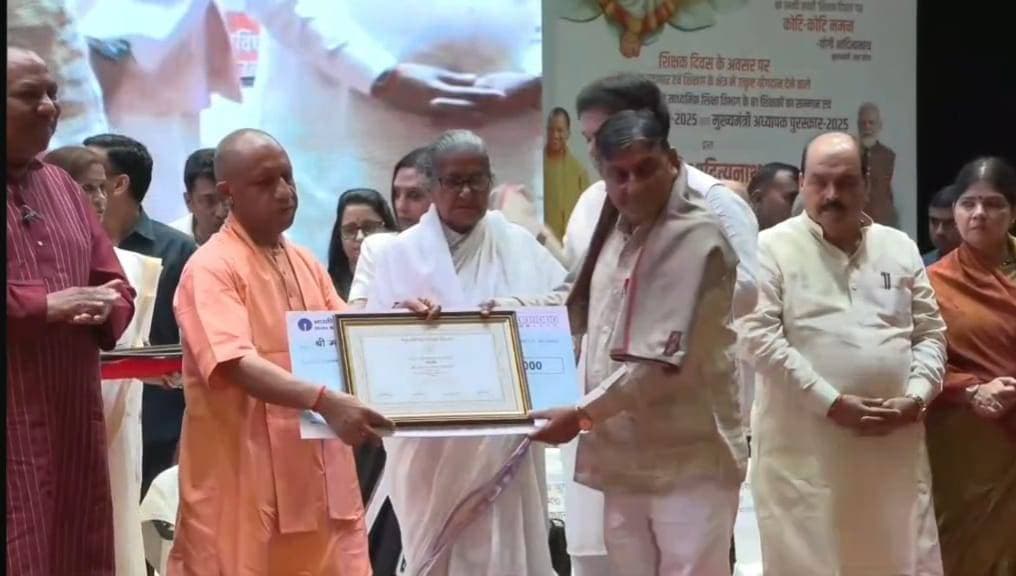 सरदार नगर के शिक्षक महेश्वर प्रसाद त्रिपाठी को मिला राज्य शिक्षक पुरस्कार