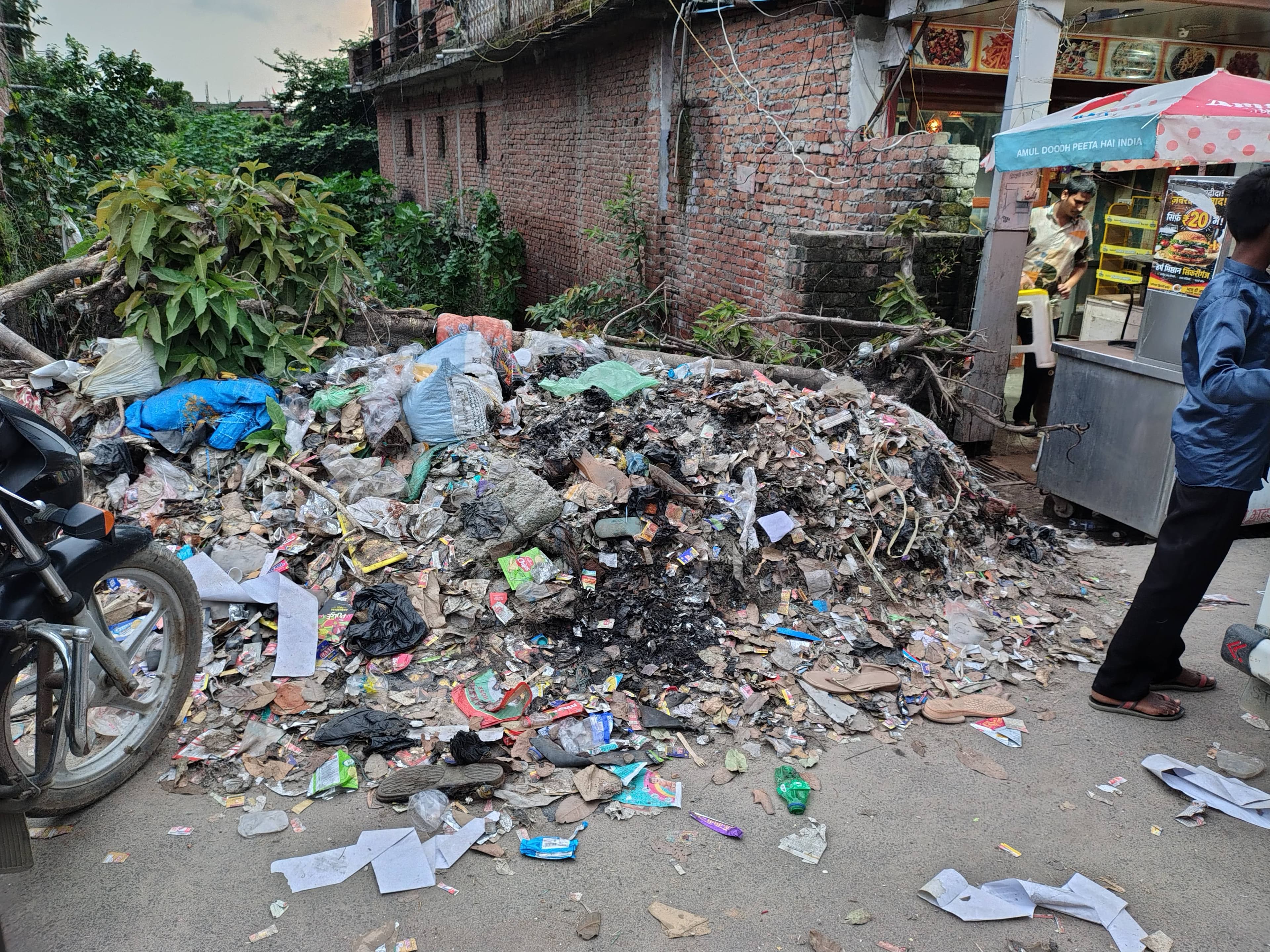 *सिकरीगंज तिराहे पर कचरे का ढेर बना हादसे का सबब, व्यापारियों में