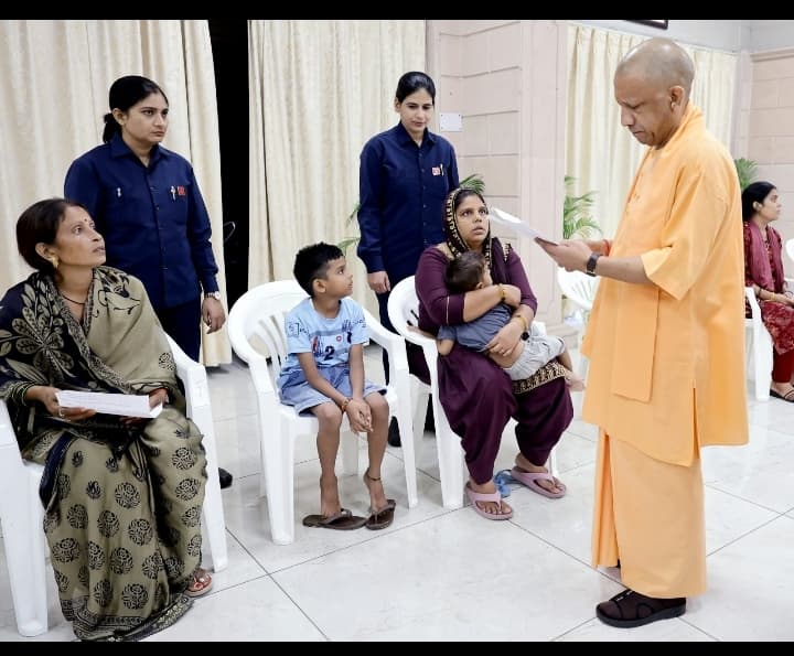 जनहित ही सर्वोपरि, जनसेवा ही प्रतिबद्धता: मुख्यमंत्री योगी ने जनता दर्शन में