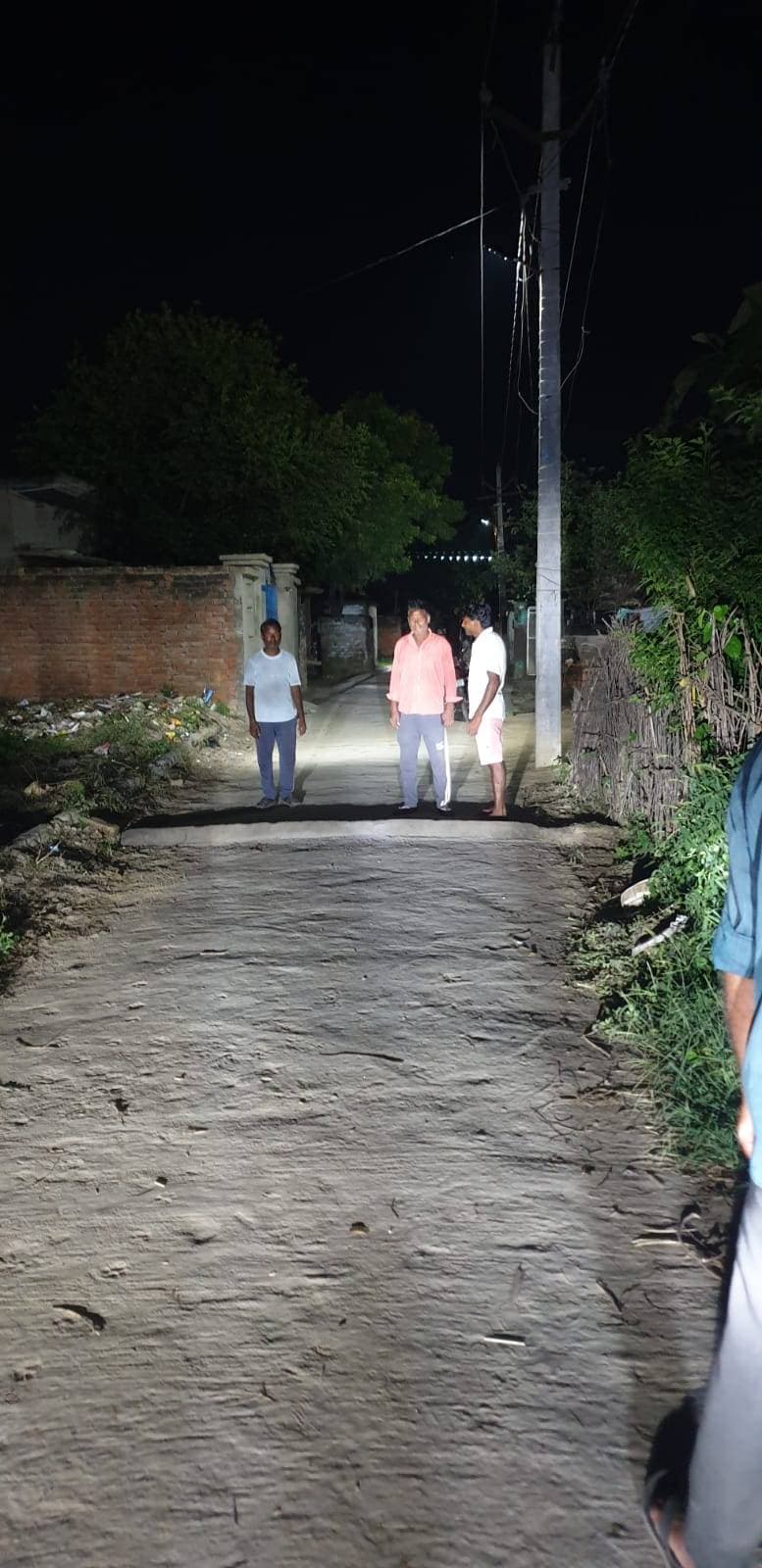 *अवैध ब्रेकर बना हादसे का कारण: बाइक फिसलने से महिला गंभीर घायल,