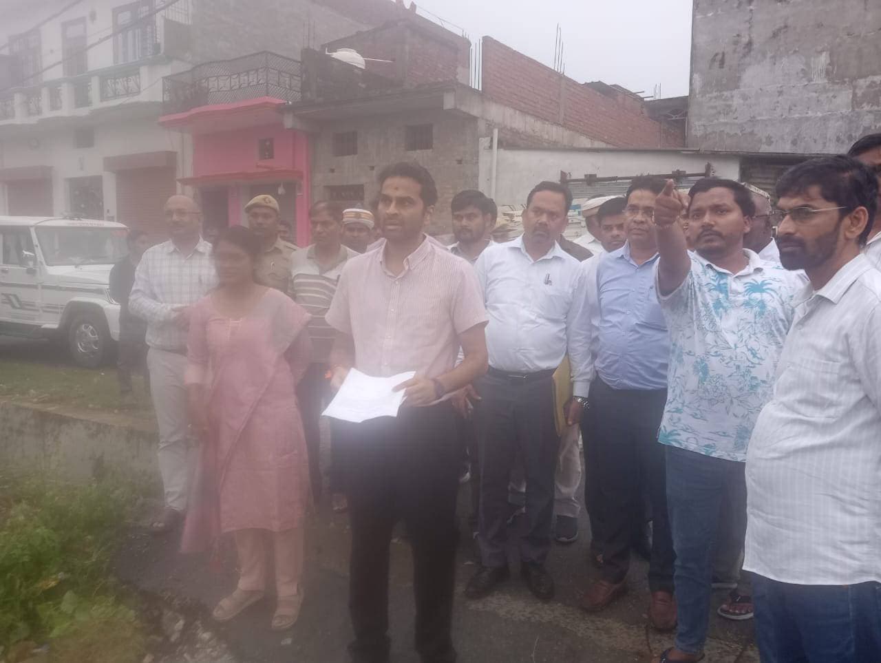 बांसगांव संदेश बरहज डीएम ने वार्ड नंबर 06 में निर्माणाधीन सड़क और