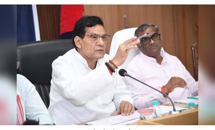 यूपी: खराब बिजली आपूर्ति और टकराव पड़े भारी, ऊर्जा विभाग से हटाए