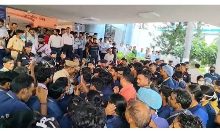 लखनऊ: लोहिया संस्थान में सफाई कर्मियों की हड़ताल, सुरक्षा कर्मियों पर पिटाई