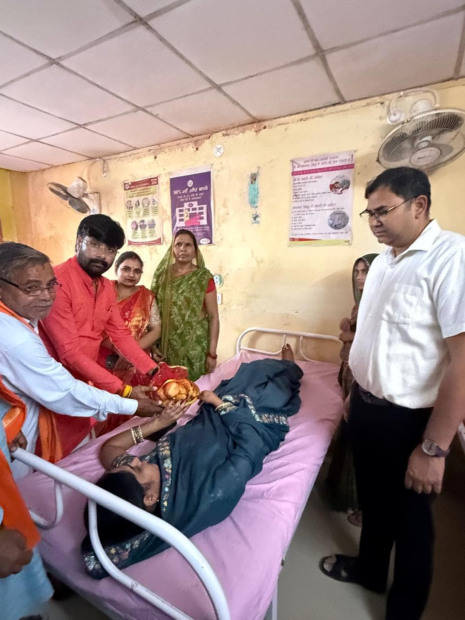 मरीजों के बीच पहुंचे चेयरमैन, बांटे फल और अस्पताल परिसर की सफाई के दिए निर्देश