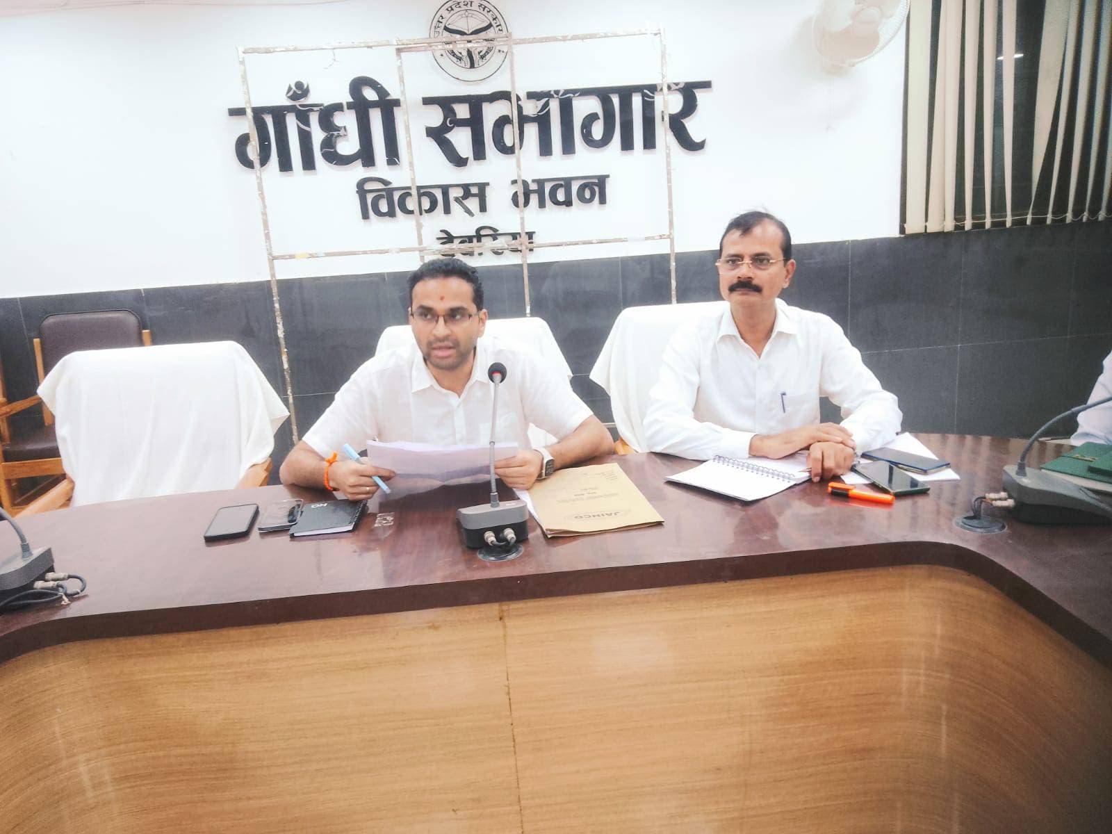 डीएम ने फैमिली आईडी और आयुष्मान कार्ड बनाने में तेजी लाने के