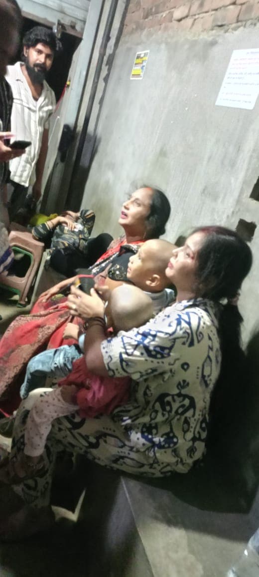 सड़क पर पड़े सागौन के पेड़ से टकराई कार, तीन महिलाएं घायल