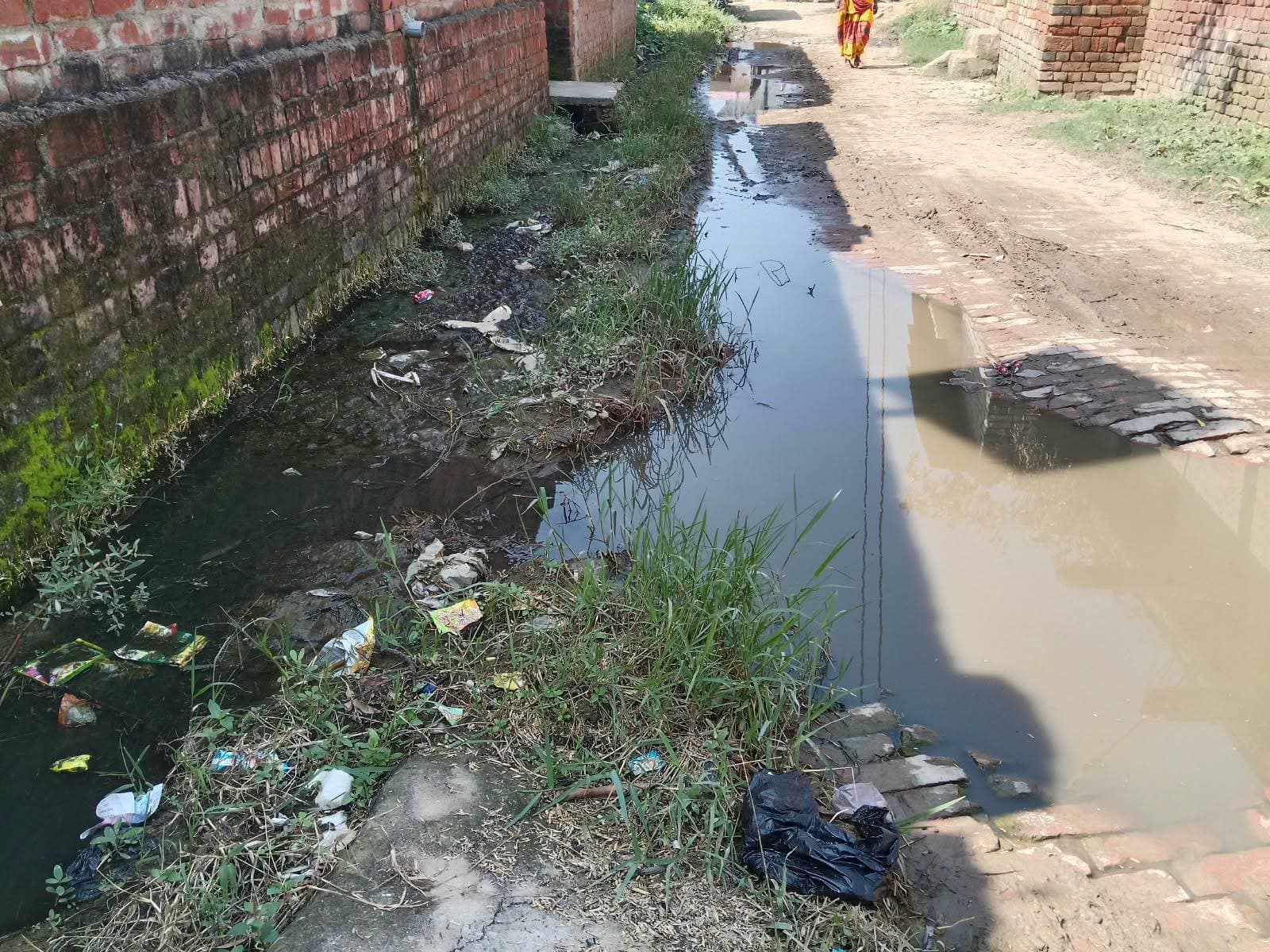 शारदीय नवरात्र के दौरान जौहरा गांव में नही हुई साफ सफाई टूटी