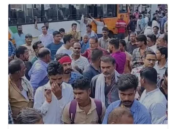 लखनऊ में कमता बस स्टेशन पर रोडवेज कर्मियों का प्रदर्शन, बोले- निजी