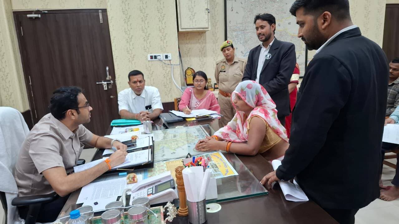 *जनता दर्शन में डीएम ने दिखाई संवेदनशीलता, जरूरतमंद परिवार को सरकारी योजनाओं से जोड़ने का निर्देश।