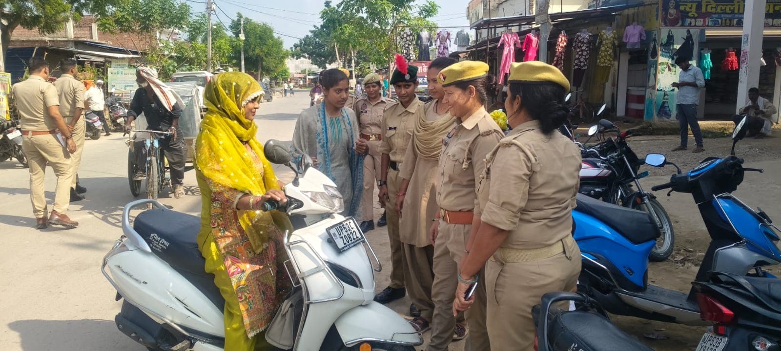 बेलघाट पुलिस ने चलाया यातायात जागरूकता अभियान, वाहन चालकों को हेलमेट और जरूरी दस्तावेज रखने प्रति किया जागरूक