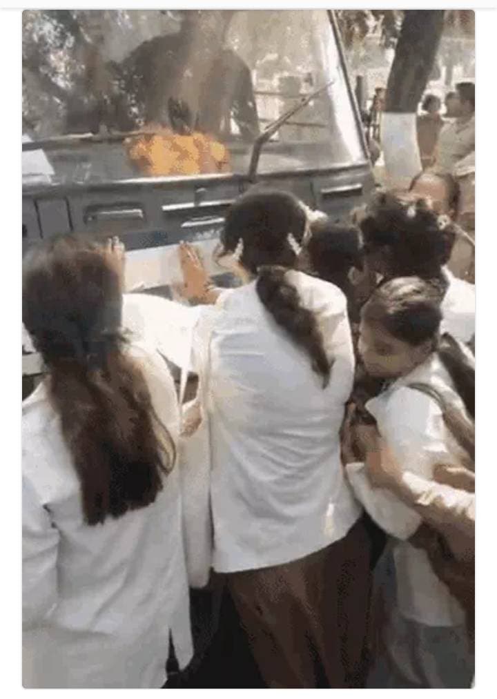लखनऊ में बॉन्डेड डॉक्टरों का प्रदर्शन, पुलिस बस के आगे लेटीं महिला